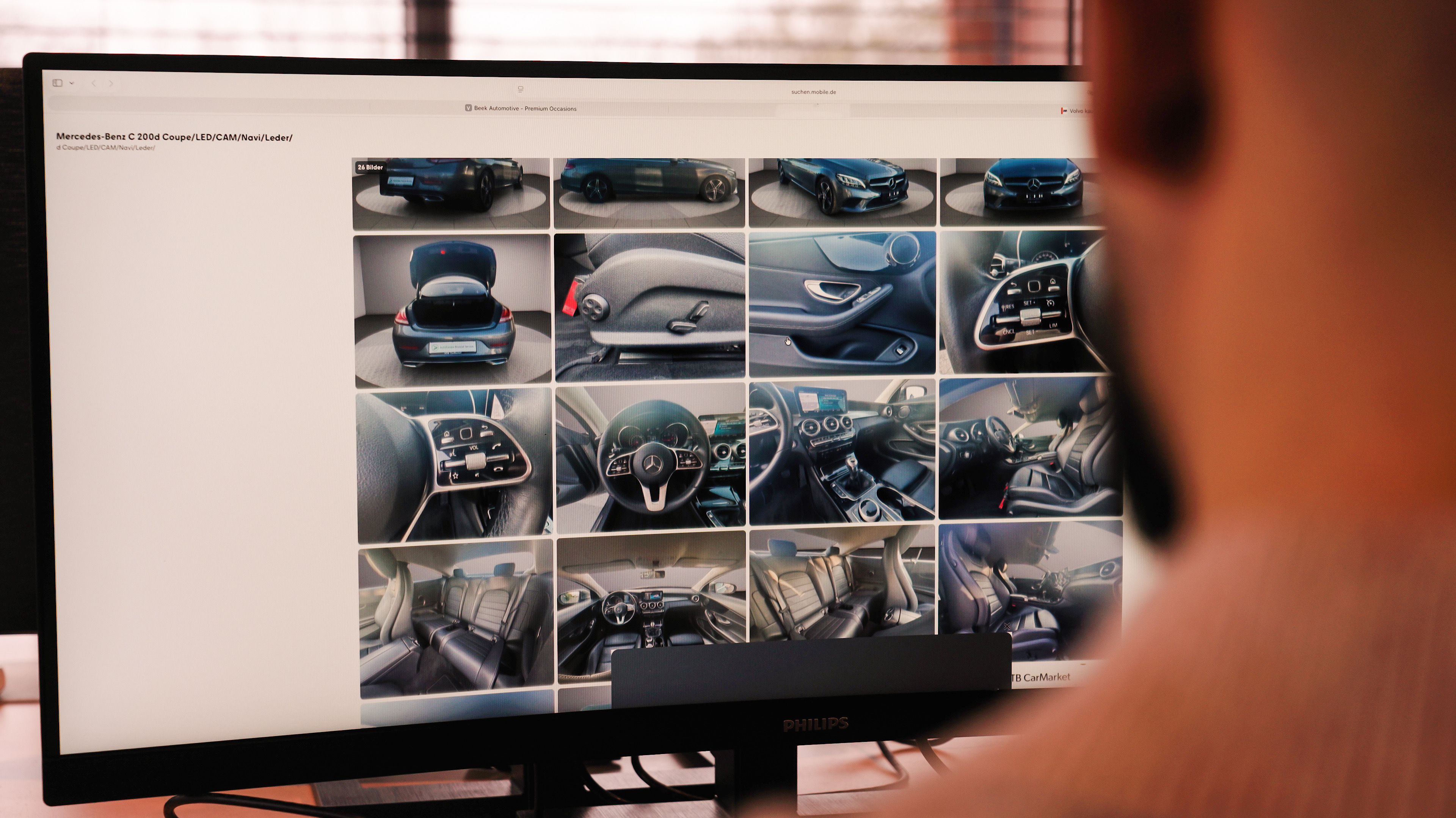 Zoekopdracht service - auto zoeken op computerscherm